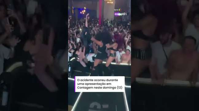 Pocah e dançarinas caem após palco ceder durante show em Minas Gerais #shorts