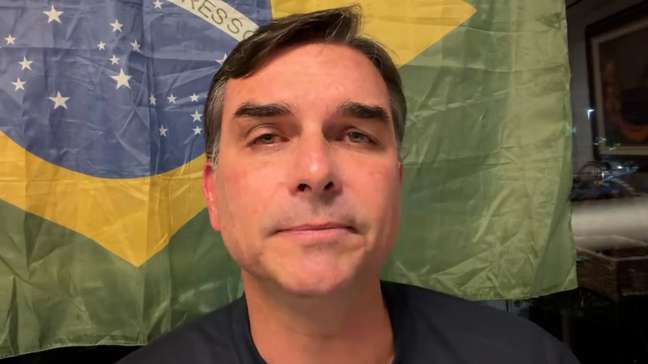‘Tentativa de interferir nas eleições desse ano’, diz Flávio Bolsonaro sobre decisão de Moraes