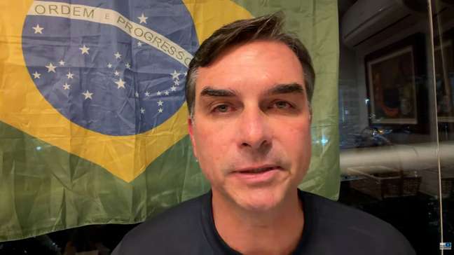 Flávio Bolsonaro sobre decisão de Moraes: ‘Quer tirar meu pai da domiciliar a qualquer custo’