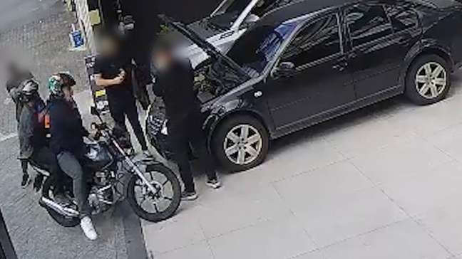 Homens são baleados por policial após anunciarem ‘assalto fake’ em loja de carros em SP