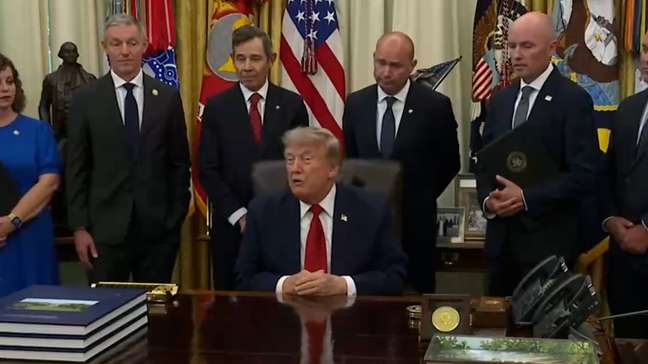 Trump diz que EUA ‘acabarão controlando o Estreito de Ormuz' em meio à guerra contra o Irã