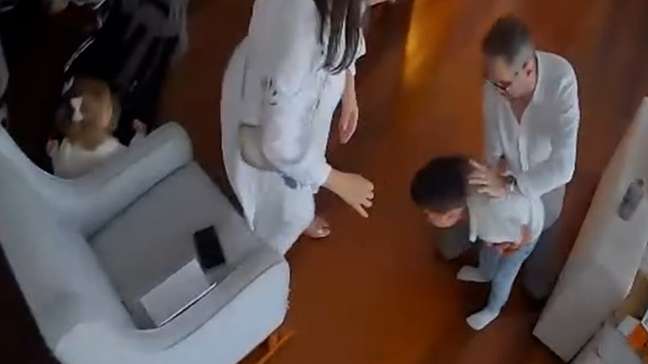 Médico salva filho de 4 anos com Manobra de Heimlich após engasgo com bolinha de isopor; veja vídeo