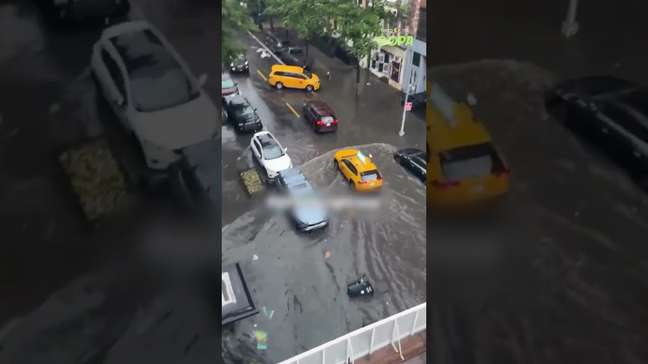 Temporal deixa regiões de Nova York 'debaixo d'água' na véspera da final da Copa do Mundo