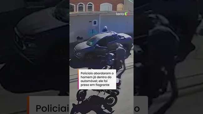 Câmera flagra tentativa de furto de carro e dona acompanha crime 'ao vivo' #shorts