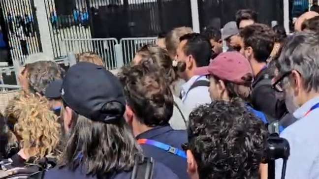 FIFA DÁ "SHOW" DE DESORGANIZAÇÃO E IMPRENSA É CASTIGADA EM FILA QUILOMÉTRICA NA FINAL DA COPA DO MUNDO