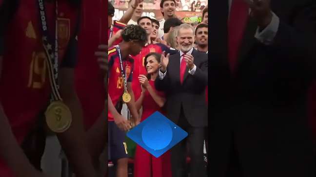 Rei da Espanha ergue a taça e entra na festa dos jogadores após título da Copa do Mundo #shorts