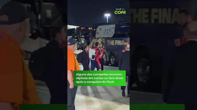 Com Rodri carregando a taça, jogadores deixam o estádio em Nova Jersey rumo à Espanha #shorts