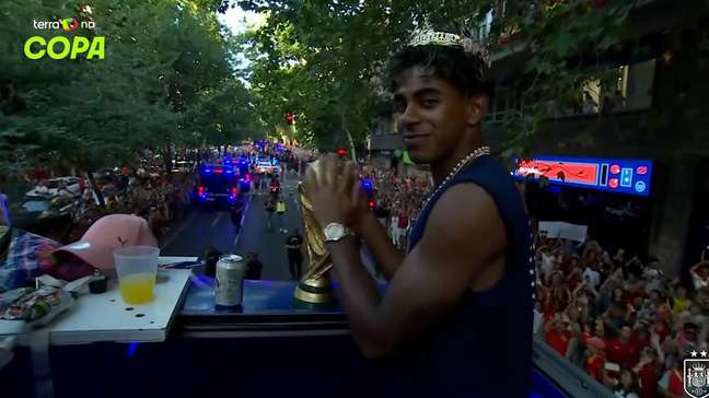 Que intimidade! Lamine Yamal faz carinho e 'lustra' taça da Copa do mundo em megafesta em Madri