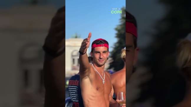 Herói da Espanha na final, Ferran Torres usa boné com frase de Trump 'adaptada' em festa em Madri