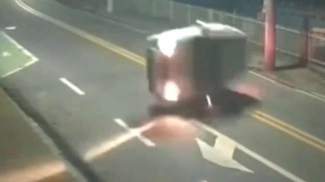 Carro capota, desvira após bater no meio-fio e motorista continua viagem em SC; assista