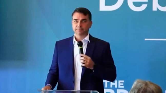 Veja como foi a declaração de Flávio Bolsonaro sobre urnas eletrônicas já desmentida pelo TSE