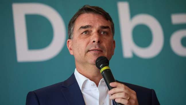 Flávio Bolsonaro cita dado já desmentido pelo TSE sobre urnas eletrônicas em evento com embaixadores