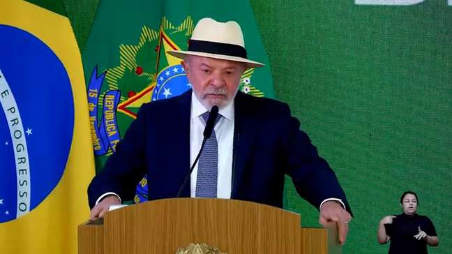 Lula diz que Brasil não vai ficar 'chorando' por exportações que não ocorrerão por tarifaço dos EUA