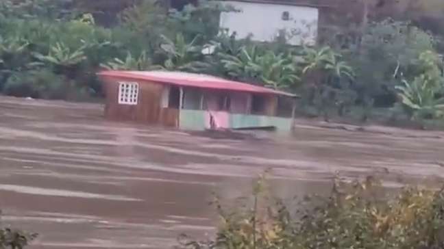 Vídeo registra casa sendo arrastada pela correnteza após forte enxurrada na Serra Gaúcha