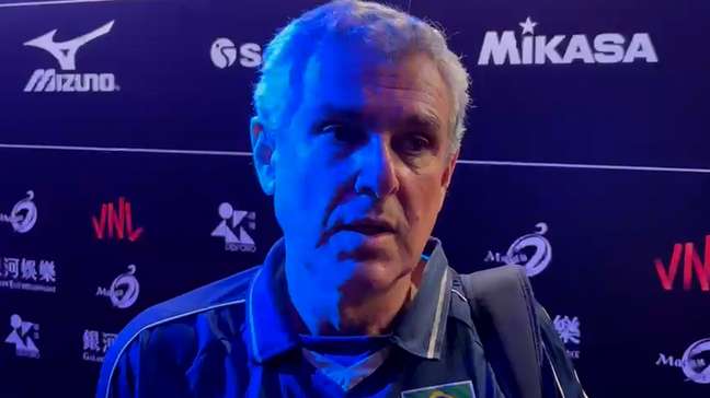 ‘Tenso, nervoso’, diz José Roberto Guimarães ao analisar a vitória do Brasil sobre o Japão na VNL