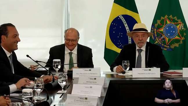 Em evento com Lula, CEO de conglomerado automotivo faz comentário xenofóbico após microfone falhar: 'Deve ser de origem asiática'