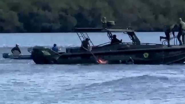 Onda lança dois homens ao mar e deixa embarcação à deriva no litoral de SP; veja resgate