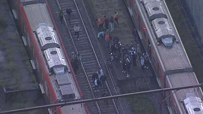 Vídeos mostram passageiros caminhando pelos trilhos após falha interromper circulação de trens em SP