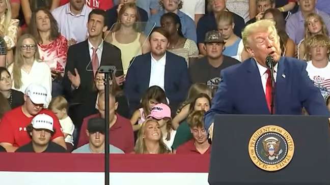 Jovem faz caretas e imita gestos de Trump durante discurso em comício nos EUA