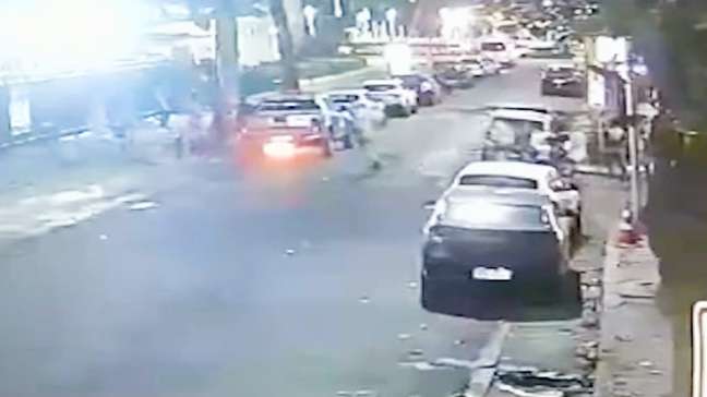 Carro da prefeitura do Rio é atacado com explosivo em Copacabana; suspeitos foram identificados