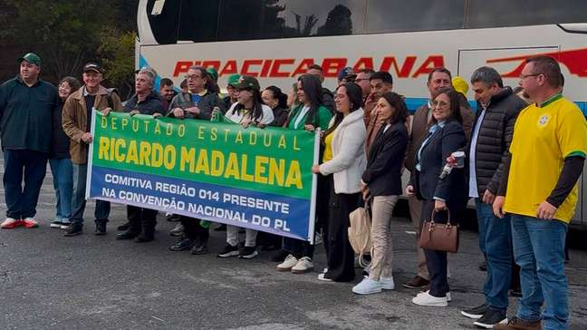 Apoiadores de Flávio Bolsonaro encaram mais de 5h de estrada e minimizam briga com Michelle: 'Família é família'