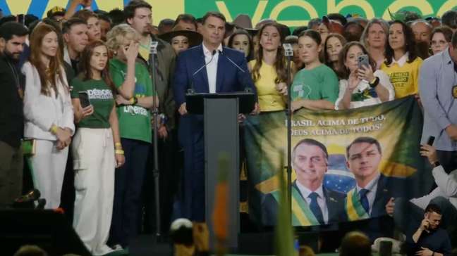 Flávio é oficializado candidato à Presidência e agradece a Bolsonaro e Michelle: 'Filho mais velho do capitão segue de pé'