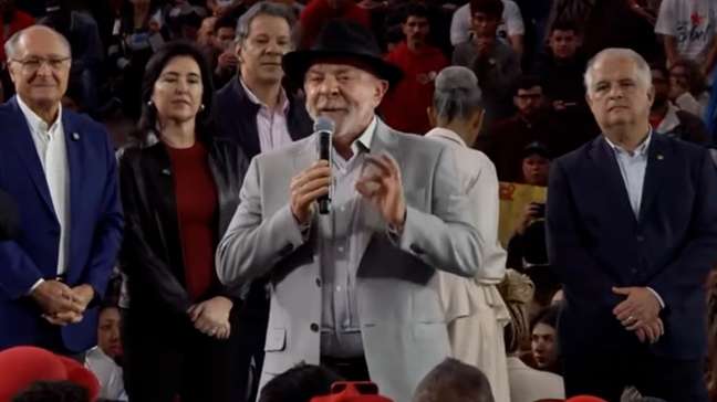 Lula diz que quem vier de fora tentar interferir em eleições do Brasil 'vai apanhar muito'