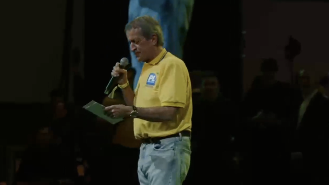 TP de Valdemar Costa Neto falha durante discurso, e presidente do PL recorre a caderneta: 'Parou'