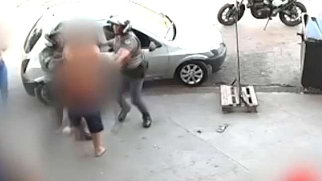 Vídeo mostra mulher dar tapa em PM, levar soco e cair com bebê no colo no interior de SP