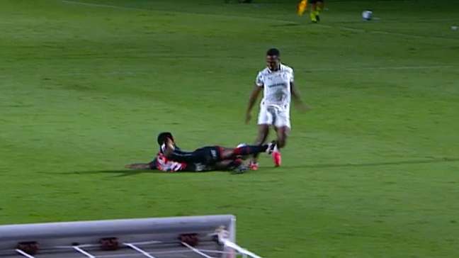 Ouça áudio do VAR que decidiu pela expulsão de Cacá, do Vitória, por entrada dura contra Arias
