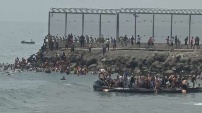 Milhares de imigrantes chegam a Ceuta, na Espanha, e prefeito pede declaração de emergência
