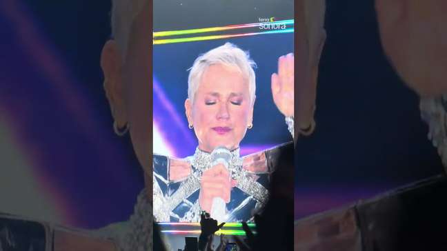 Xuxa se emociona com show lotado no NuBank Parque em seu último voo da nave! #shorts