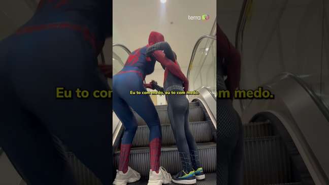 Mãe e filho viralizam ao irem fantasiados de Homem-Aranha para sessão de cinema #shorts