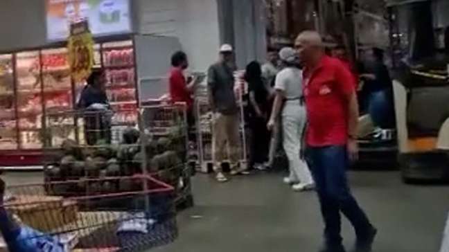 Açougueiro esfaqueia três colegas em supermercado e é preso no interior de SP