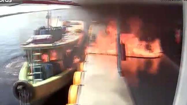 Homem corre e mulher pula em rio após barco explodir e pegar fogo no Amazonas