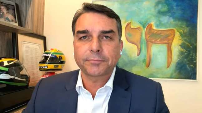 Flávio Bolsonaro diz que pai tomou todas as vacinas, menos a da covid: 'Não vai faltar vacina para ninguém'