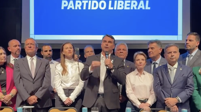 Flávio Bolsonaro diz que teve filhas para cuidarem dele quando for idoso: ‘Fiz exatamente para isso’