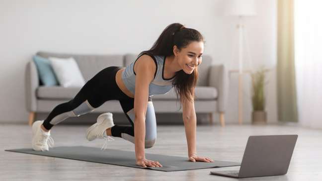5 exercícios de Pilates na parede para fazer em casa