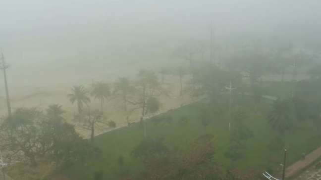 Nevoeiro cobre cidade e paralisa o Porto de Santos nesta quarta-feira