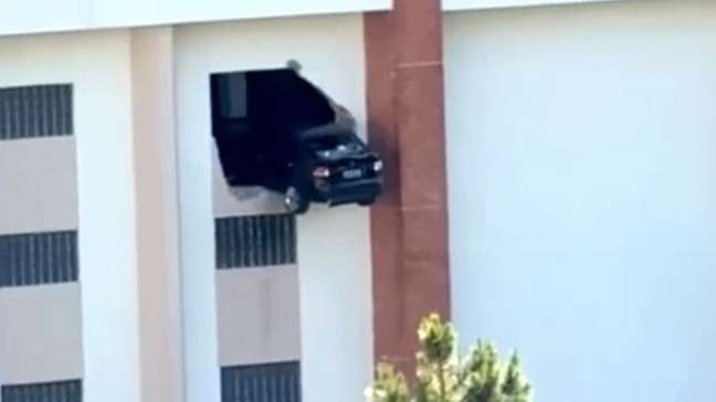 Carro fica pendurado em estacionamento de prédio após motorista passar mal em MG