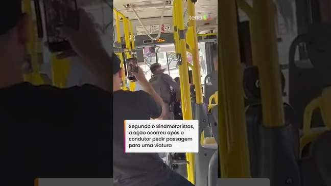 Motorista de ônibus é retirado à força de veículo por policiais militares em SP #shorts