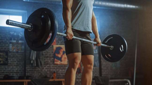 Stiff com halteres ou barra: qual é o melhor para definir a posterior?