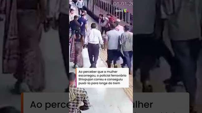 Mulher é salva por policial após escorregar ao tentar embarcar em trem na Índia #shorts