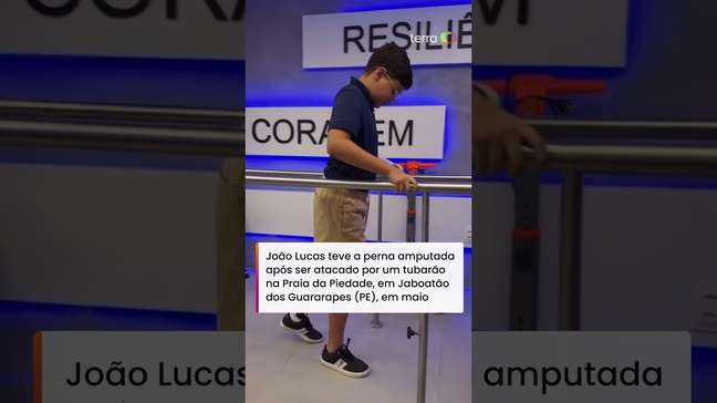 Menino de 11 anos que perdeu a perna em ataque de tubarão dá primeiros passos com prótese #shorts