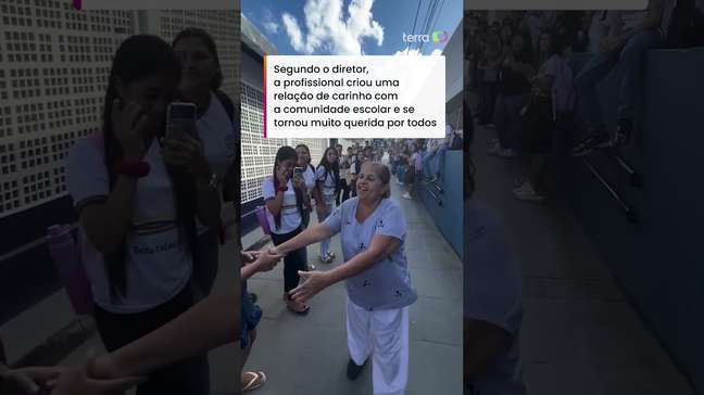 Merendeira ganha aplausos de estudantes e buquê de flores ao se aposentar de escola #shorts