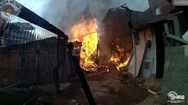PMs pulam muro e retiram moradores pelas janelas durante incêndio em São Paulo