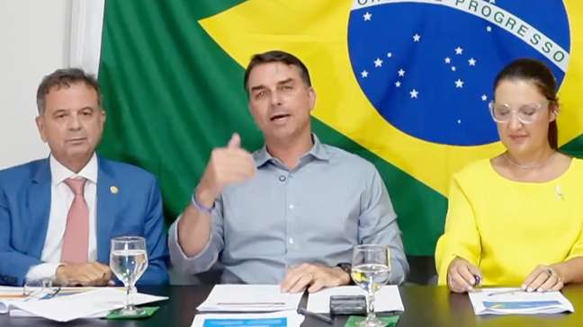 Flávio Bolsonaro diz que assessoria achou que e-mails do Missão eram spam: ‘Ninguém conhece’