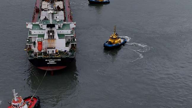 Navio perde motor no Porto de Santos e é conduzido por cinco rebocadores