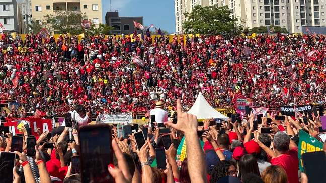 Calorão, público devoto e apelo por Haddad em SP: como foi a abertura da campanha de Lula em berço político