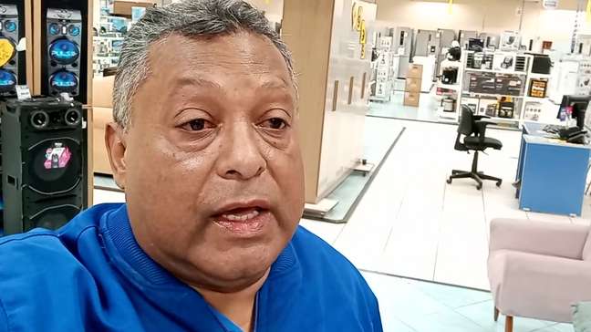 Demitido das Casas Bahia se emociona após fechamento de lojas: ‘Foi daqui que tirei meu sustento’
